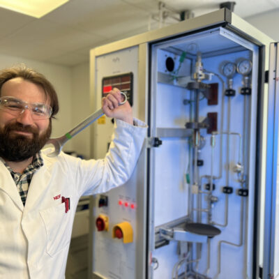 Dr Nicalas in lab.